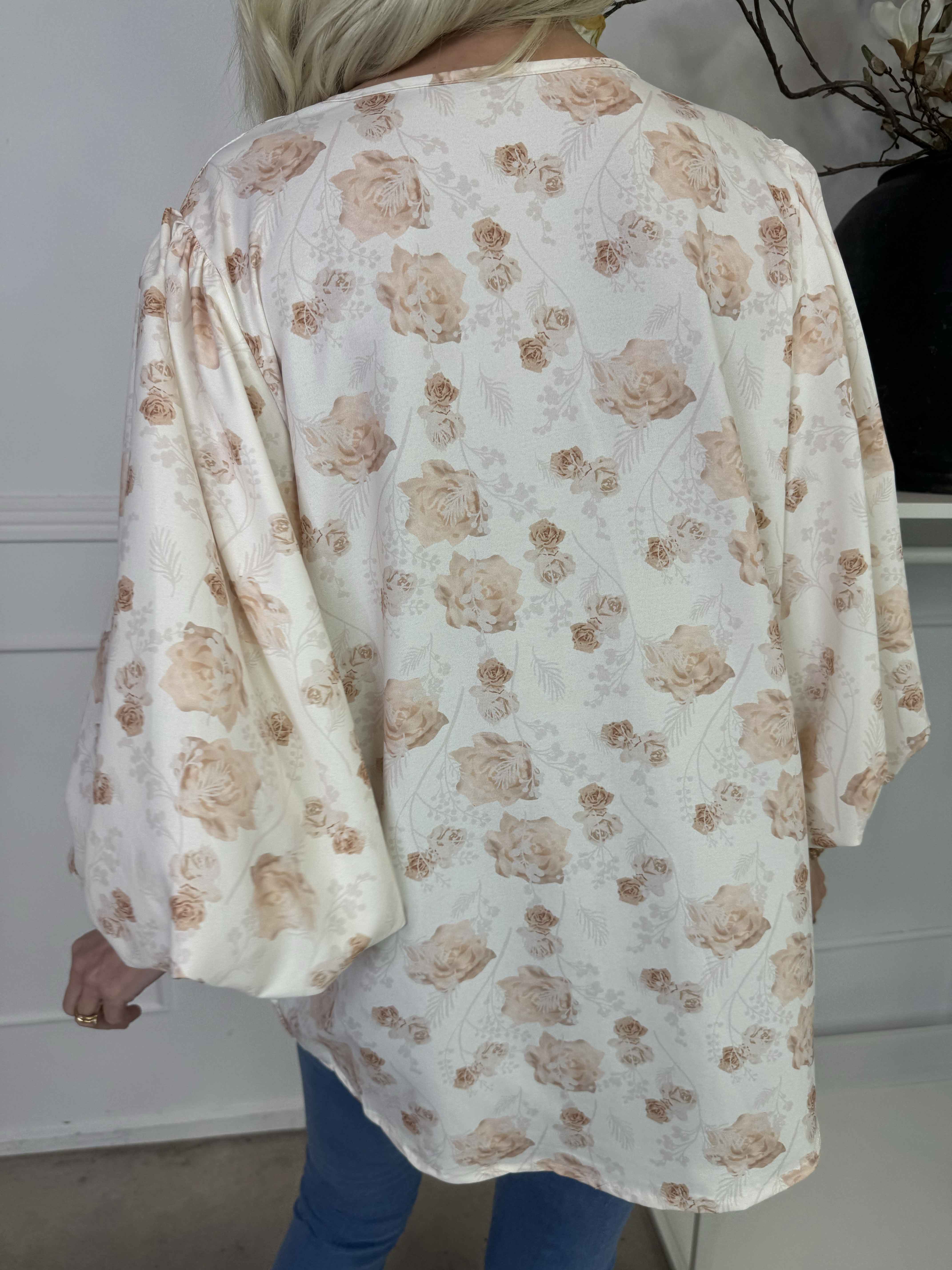Lenora - Blommig tunika med puffärmar och v-ringning